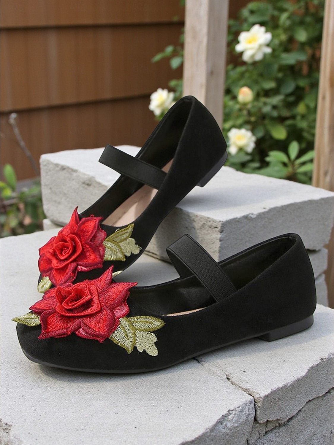 Ballerines Mary Jane de Noël pour femmes – Chaussures à brides brodées de roses en faux daim pour les fêtes et au quotidien de 2026 ? $19.99 –P1