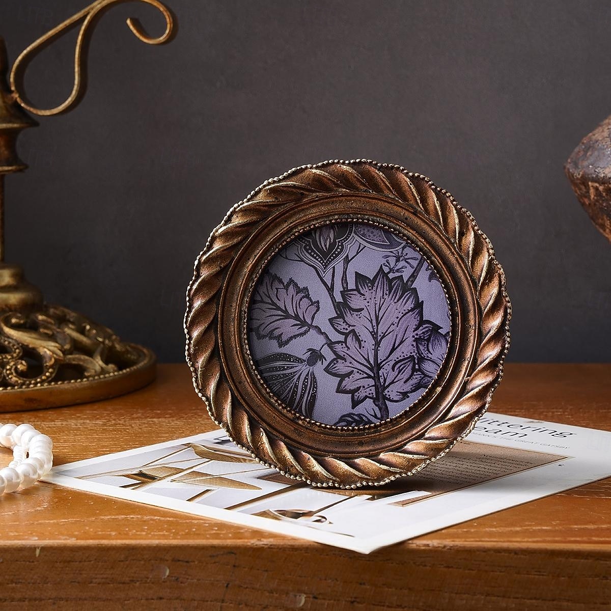1 cornice per foto con motivo a spirale retrò, in resina, antica cornice dorata intagliata, adatta per la decorazione della scrivania di casa, esposizione di foto e oggetti di scena per la fotografia. del 2026 a $15.99 –P7