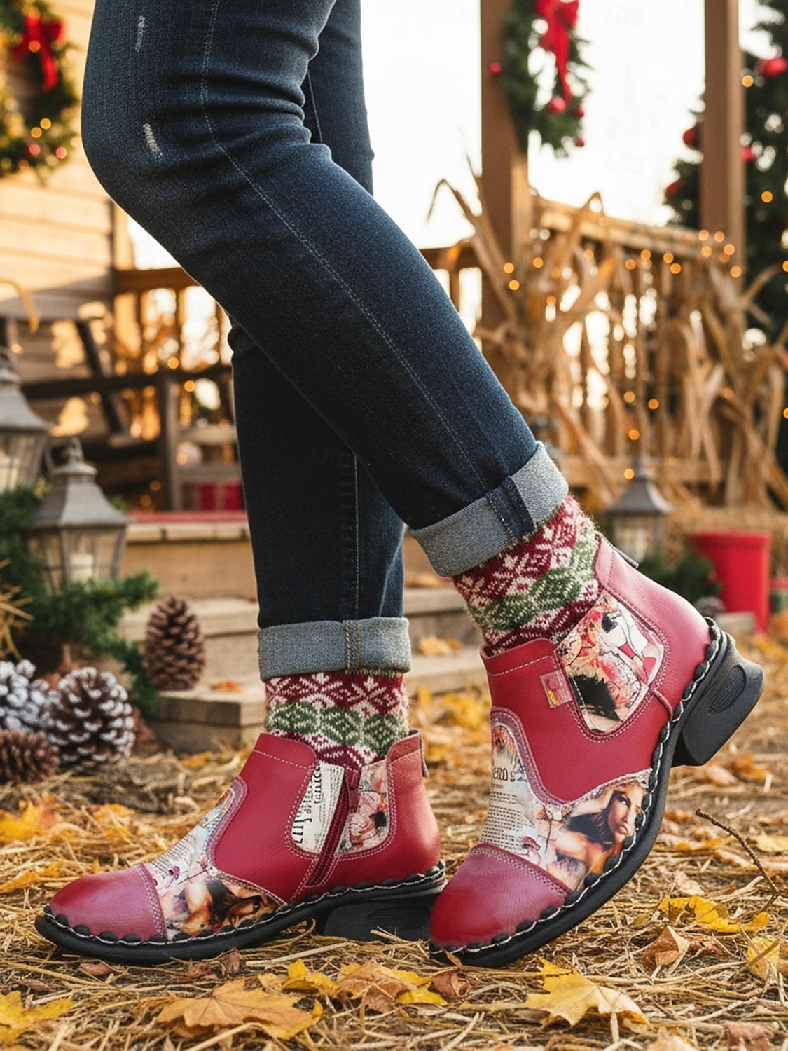 Dames enkellaarsjes van echt leer, handgemaakt in rood, met artistiek patchworkmotief, comfortabele casual Chelsea-laarzen in vintagestijl voor Kerstmis en winteroutfits &vakantiebijeenkomsten 2026 - $89.99 –P1