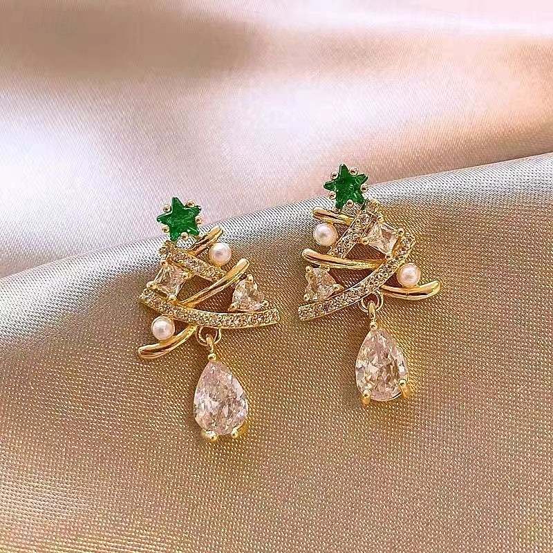 Elegante juletreøredobber med perler, krystaller og rød stjernedetalj 2026 - $11.99 –P2