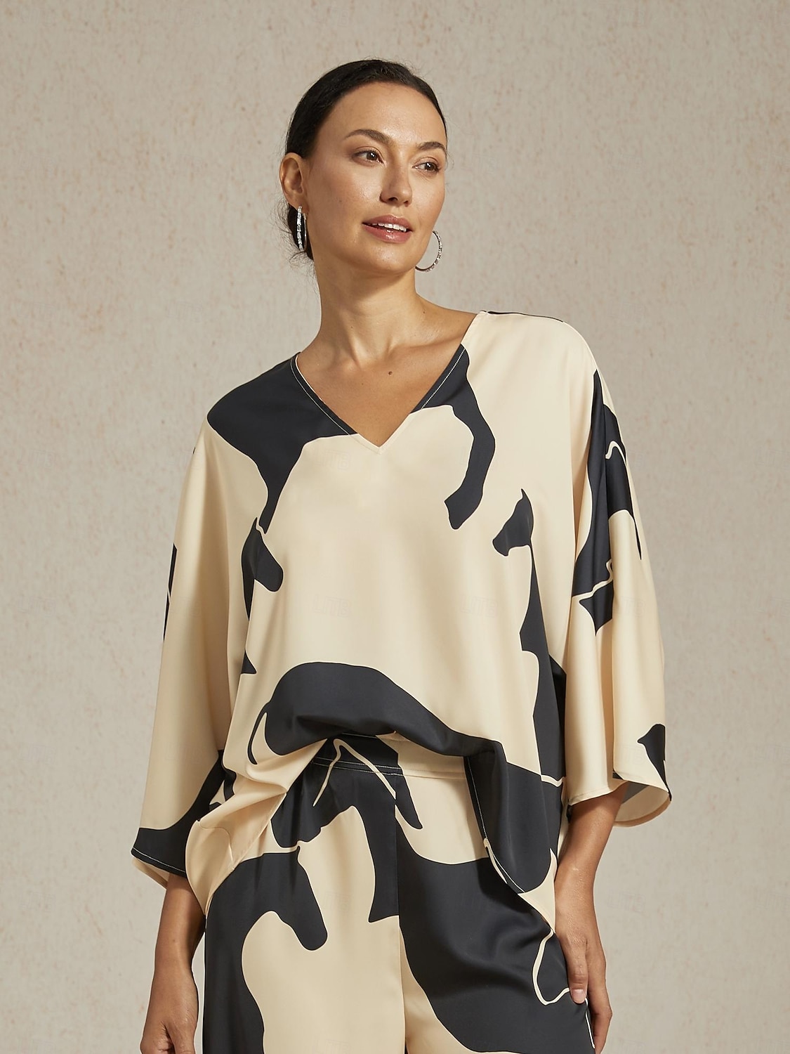 Blusa feminina de cetim com blocos de cores abstratas, manga dolman solta, gola V, pulôver casual, férias, diário, elegante, primavera, verão, outono de 2026 por $67.99 –P1