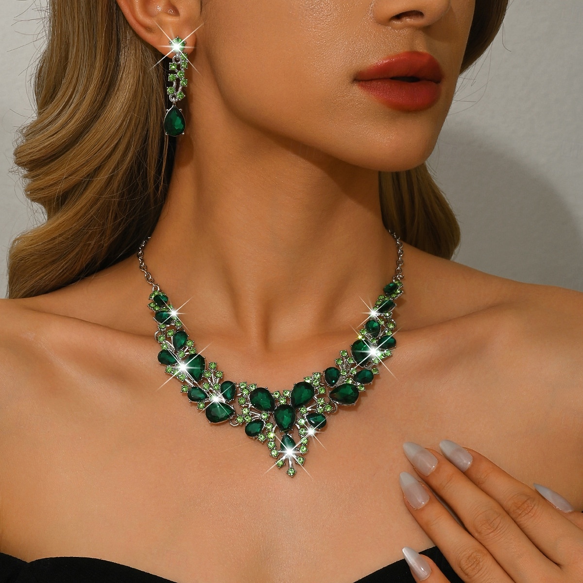 مجموعة مجوهرات نسائية من الكريستال الأخضر - قلادة أنيقة من أحجار الراين وأقراط متدلية لحفلة عيد الميلاد أو الولائم المسائية أو هدية العيد 2026 - $11.99 –P2