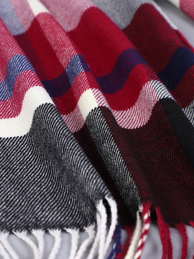 Pánská vánoční kostkovaná šála – stylová polyesterová šála s třásněmi – dostupná v několika barvách – teplý sváteční doplněk pro muže 2026 - $11.99 –P7