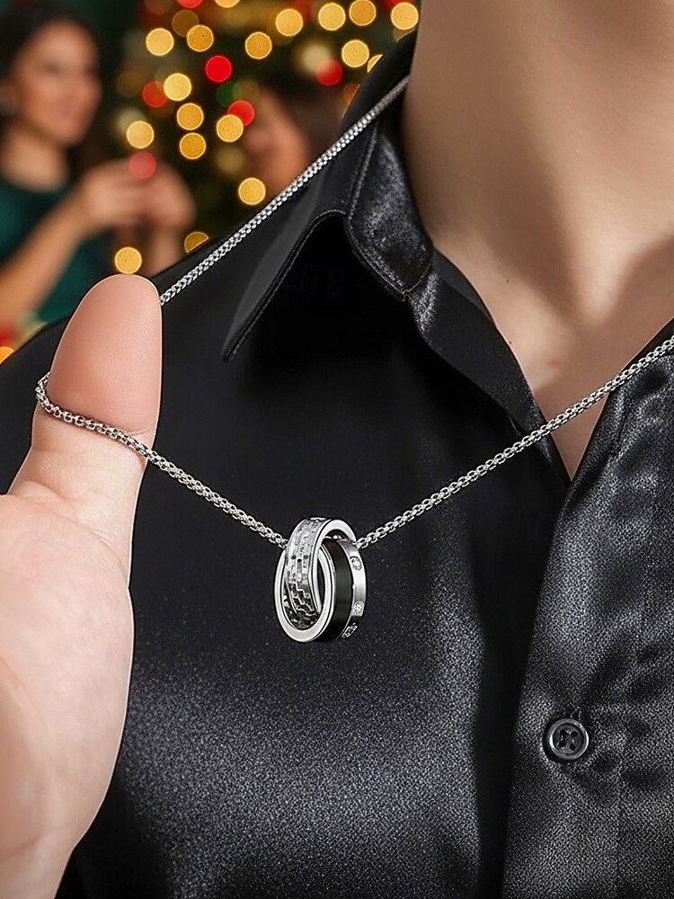 Collar con colgante navideño de acero y titanio para hombre: elegantes anillos entrelazados con detalles de diamantes: el regalo perfecto para las fiestas. 2026 - $11.99 –P3