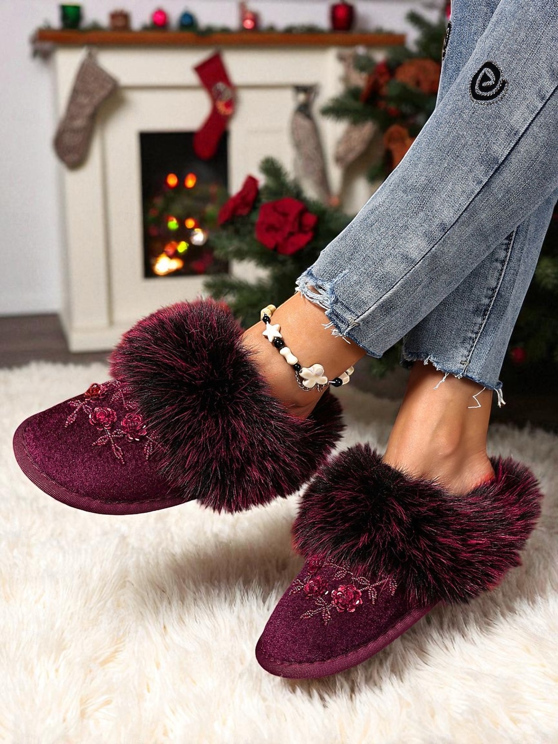 2025年 花の刺繍が施された女性用のバーガンディ色のフェイクファースリッパ - クリスマス、ホリデーギフト、冬のリラックスに最適な、暖かく快適な室内履き  コレクション – $24.99 –P1