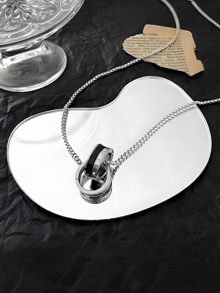 Collar con colgante navideño de acero y titanio para hombre: elegantes anillos entrelazados con detalles de diamantes: el regalo perfecto para las fiestas. 2026 - $11.99 –P4