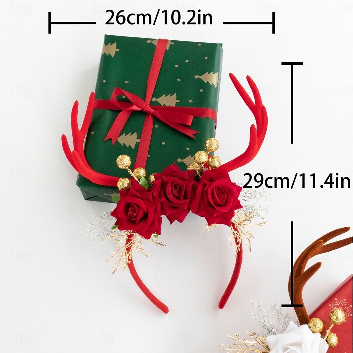 set di 2 cerchietti natalizi da donna con corna di renna, accessori floreali per capelli con rose rosse e bianche, bacche dorate &corna di velluto per feste di Natale &foto di famiglia del 2026 a $32.99 –P1