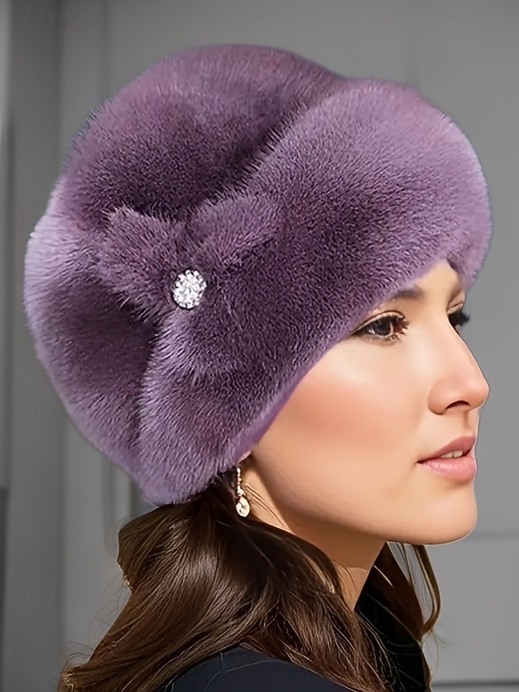 Bonnet de Noël en fausse fourrure pour femme avec détails de fleurs en pierres précieuses, design en peluche douce en plusieurs couleurs pour les vacances d'hiver de 2026 ? $11.99 –P2