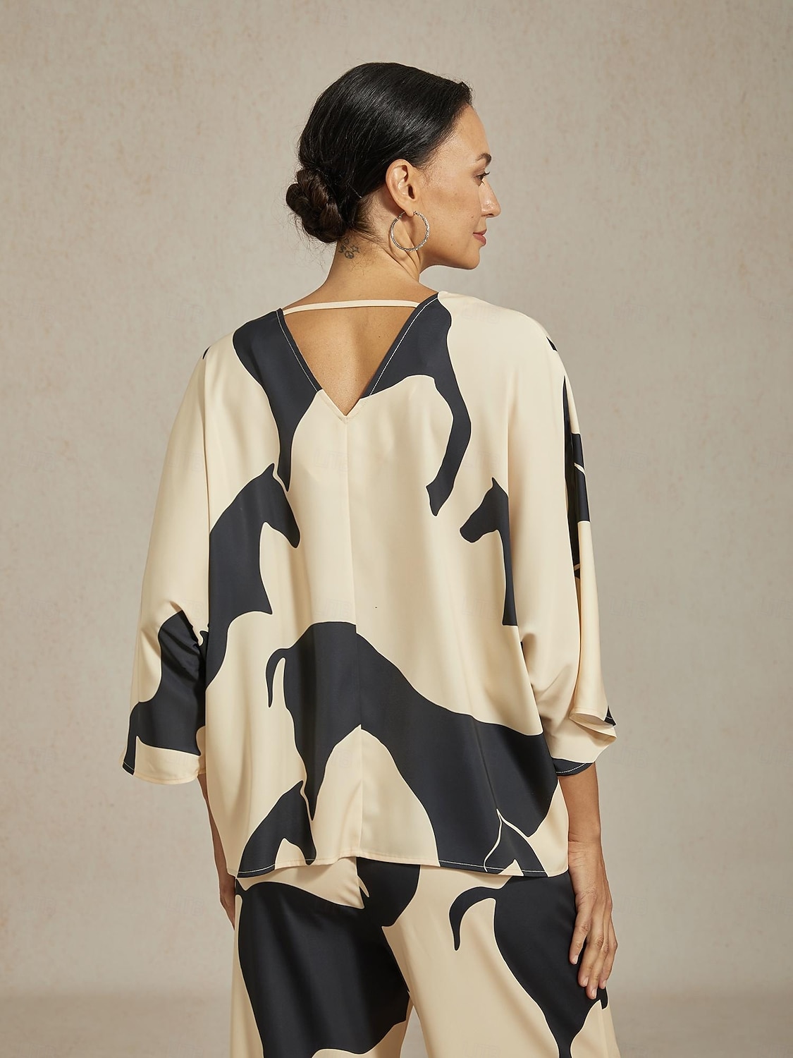 Blusa feminina de cetim com blocos de cores abstratas, manga dolman solta, gola V, pulôver casual, férias, diário, elegante, primavera, verão, outono de 2026 por $67.99 –P7