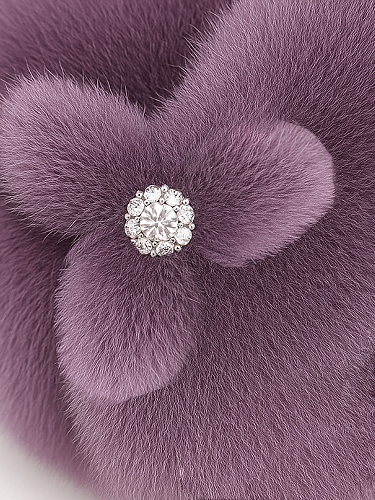 Bonnet de Noël en fausse fourrure pour femme avec détails de fleurs en pierres précieuses, design en peluche douce en plusieurs couleurs pour les vacances d'hiver de 2026 ? $11.99 –P10