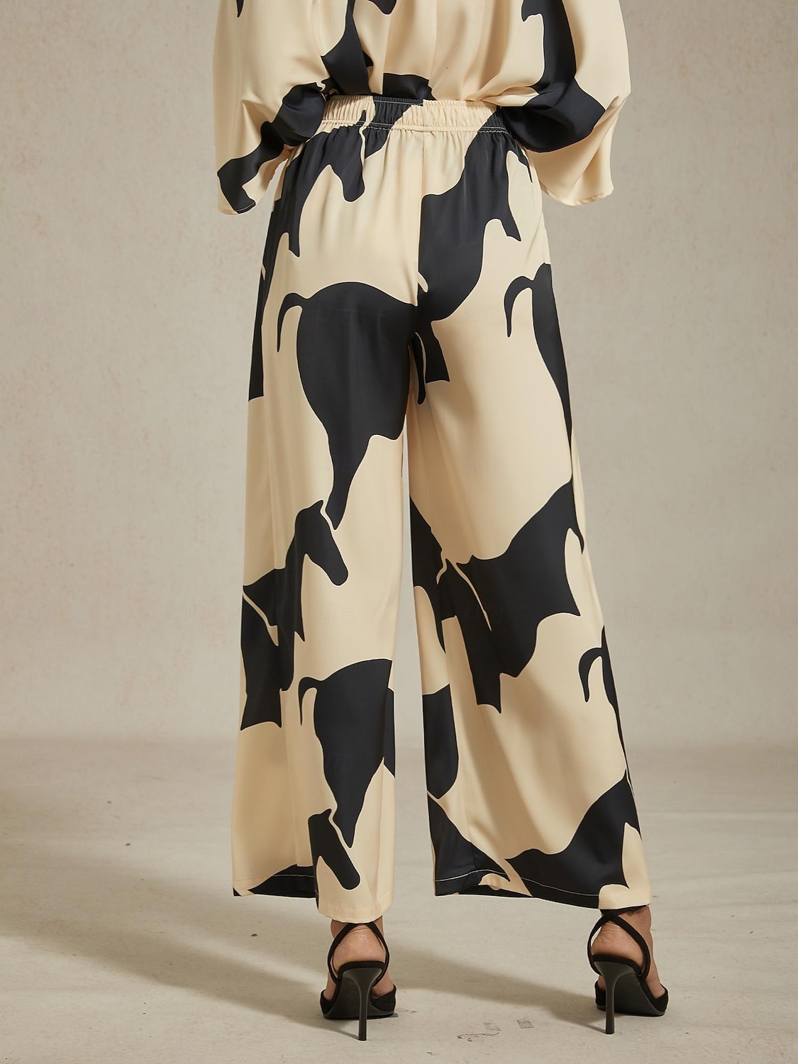 Damenhose mit weitem Bein, Satin, abstrakter geometrischer Druck, elastische Taille, plissiert, lässig, Urlaub, elegant, Frühling, Sommer, Herbst 2026 - $79.99 –P3