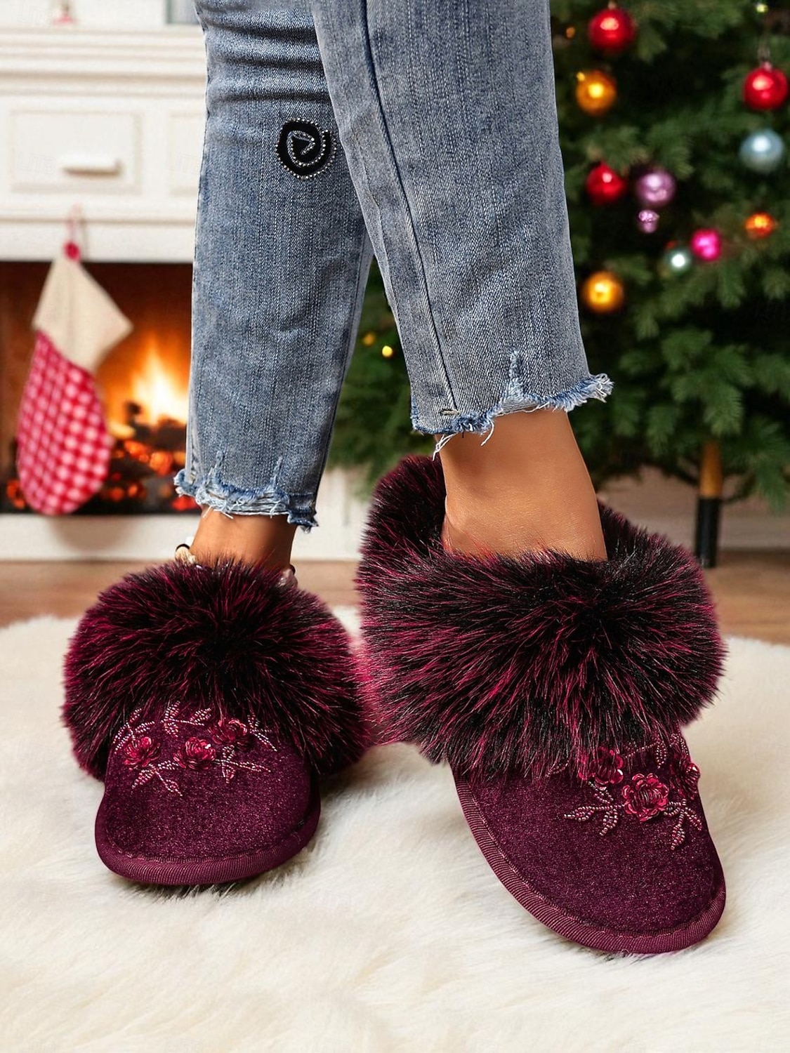 2025年 花の刺繍が施された女性用のバーガンディ色のフェイクファースリッパ - クリスマス、ホリデーギフト、冬のリラックスに最適な、暖かく快適な室内履き  コレクション – $24.99 –P2