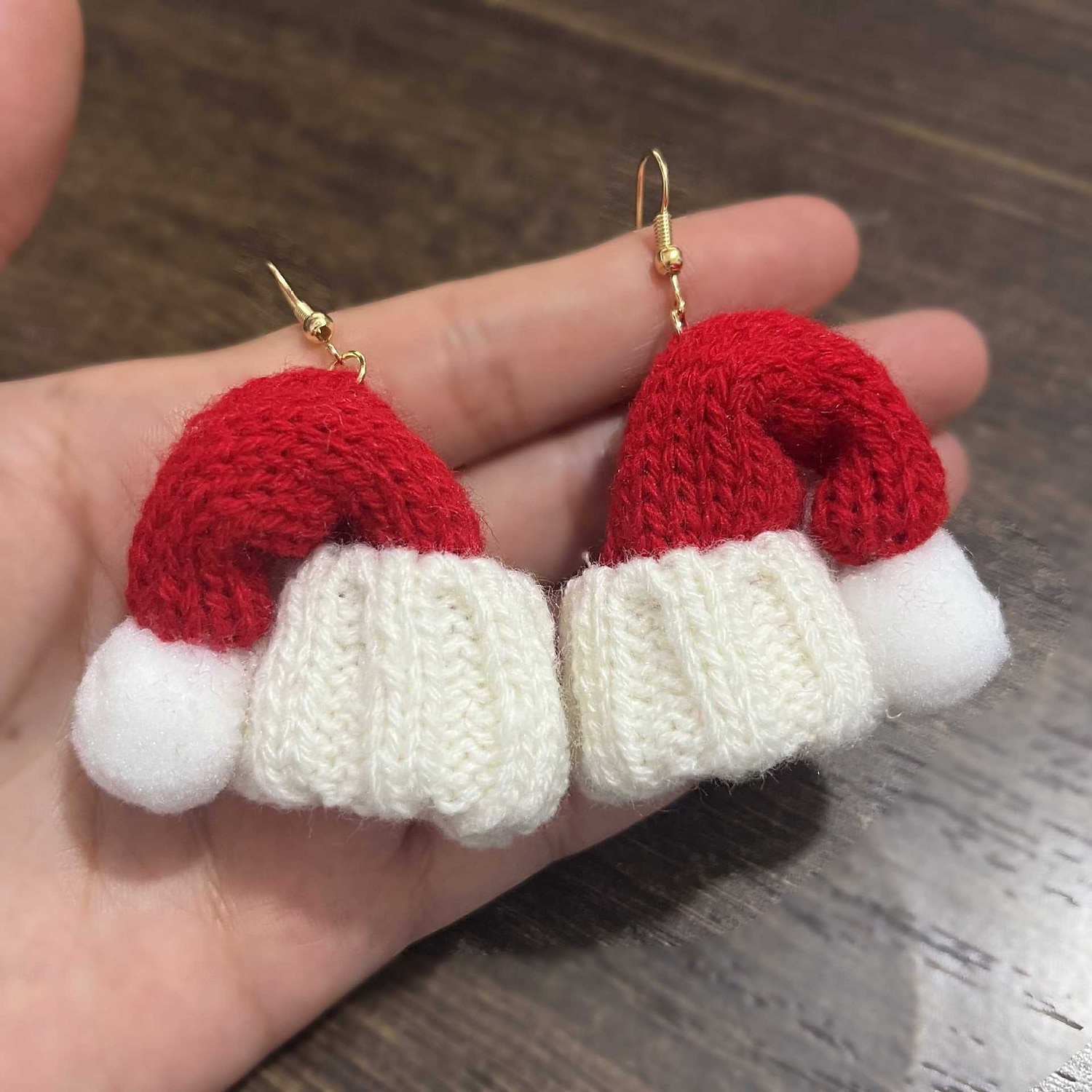 Pendientes navideños de punto con gorro de Papá Noel: bonitos pendientes colgantes navideños rojos y blancos para mujeres y niñas. 2026 - $7.99 –P3