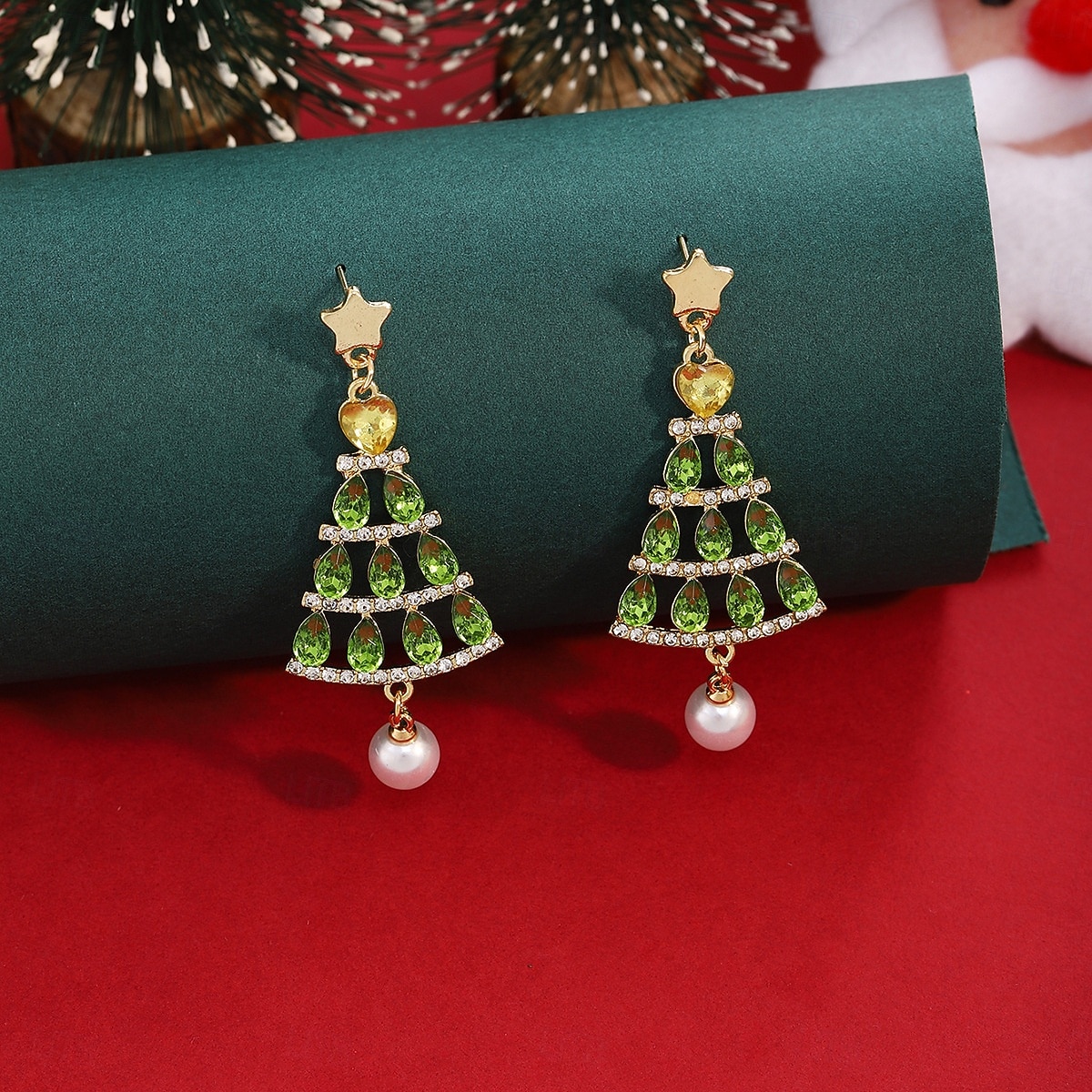 Boucles d'oreilles sapin de Noël – Boucles d'oreilles de Noël en cristal vert scintillant avec détails étoile et perle pour femmes de 2025 ? $11.99 –P5
