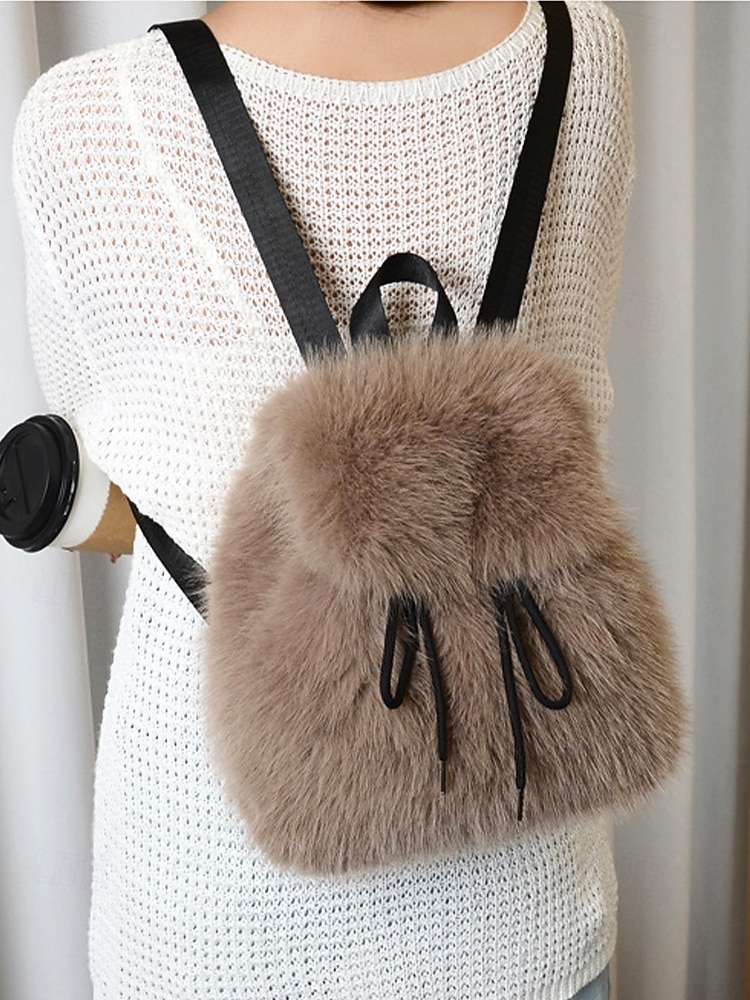 Sac à dos en fausse fourrure pour femme, sac à dos élégant avec cordon de serrage pour une tenue décontractée, matière en peluche douce, parfait pour un usage quotidien et les tenues d'hiver de 2026 ? $19.99 –P4