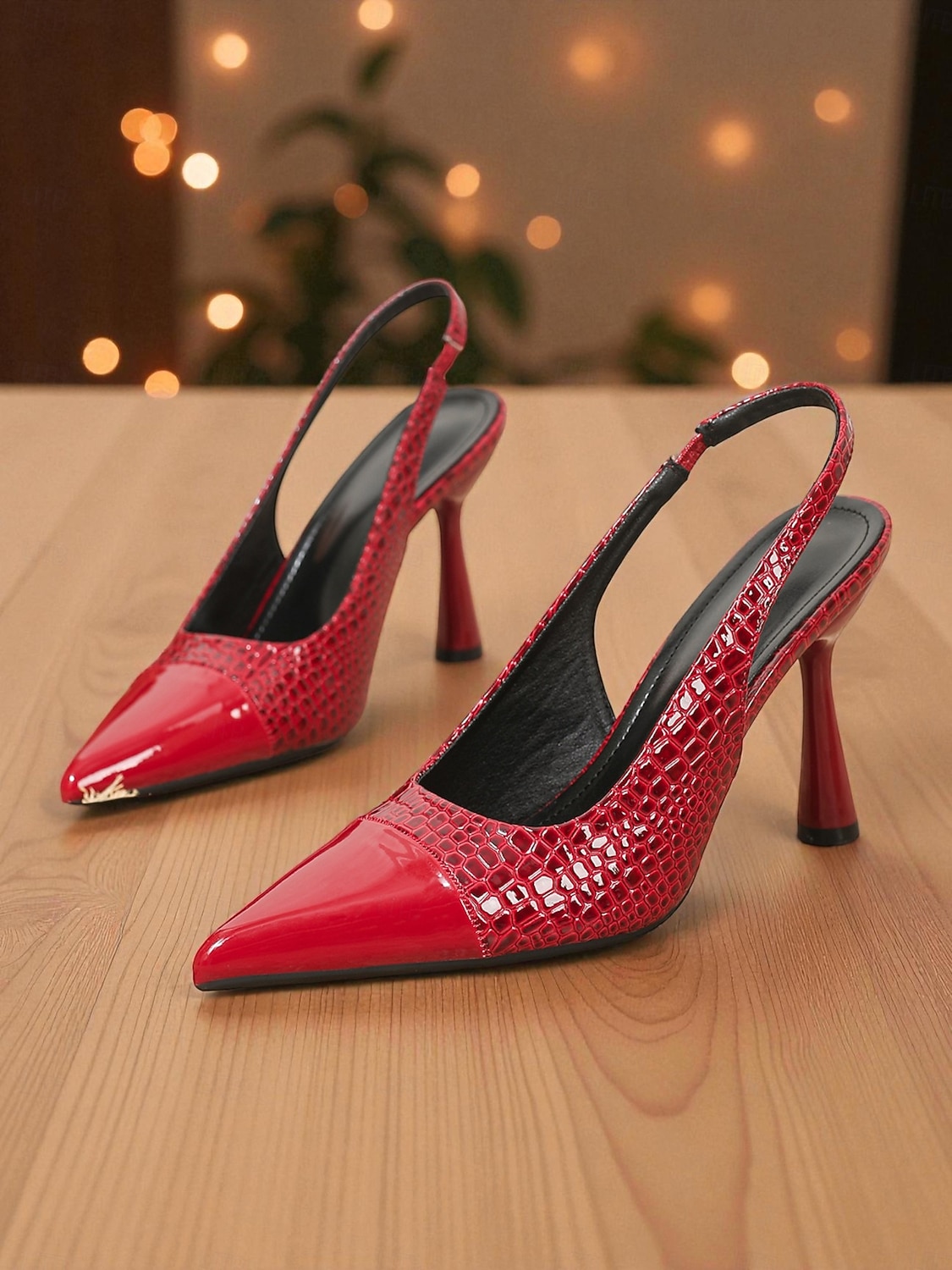 Zapatos de tacón con tira trasera, de charol rojo con estampado de cocodrilo, ideales para fiestas navideñas, cenas festivas o conjuntos elegantes. 2026 - $46.99 –P2