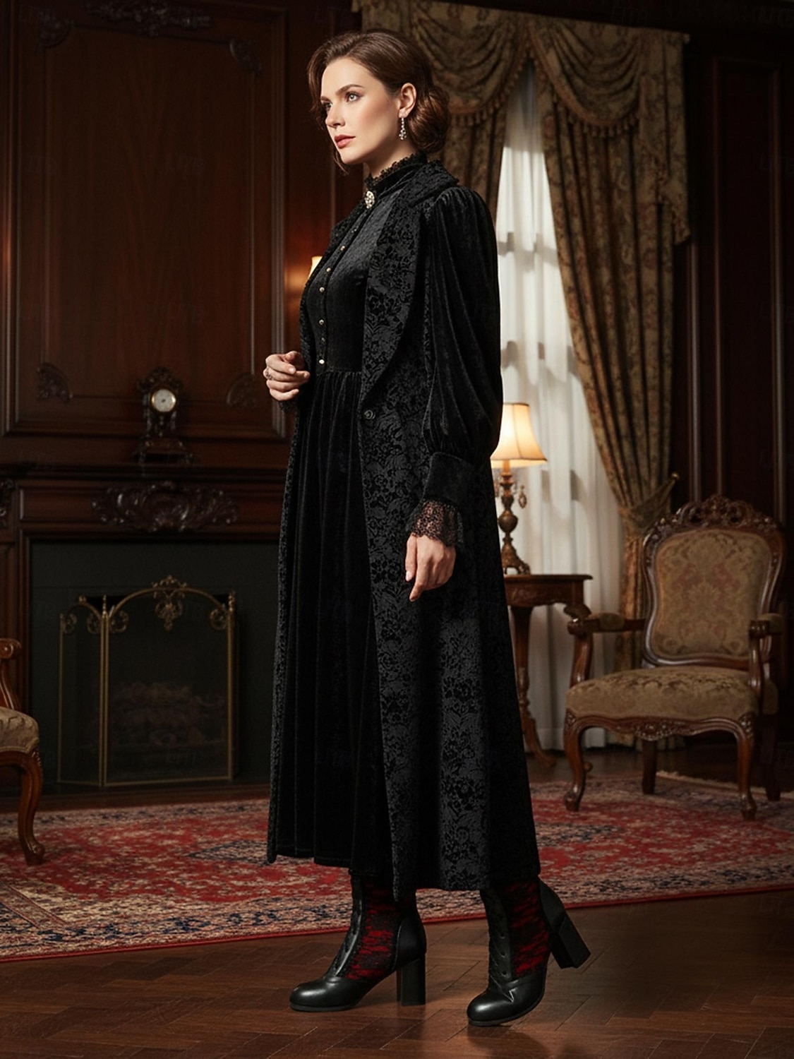 Knehøye støvletter i svart og lilla blonder til dame, med kraftig hæl og sløyfedetaljer, gotisk viktoriansk stil fra 1920-tallet til cosplay og halloween. &festklær 2026 - $79.99 –P1