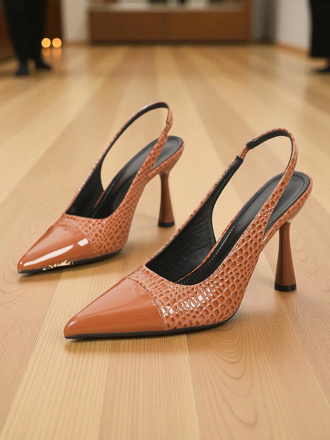 Zapatos de tacón con tira trasera, de charol rojo con estampado de cocodrilo, ideales para fiestas navideñas, cenas festivas o conjuntos elegantes. 2026 - $46.99 –P4