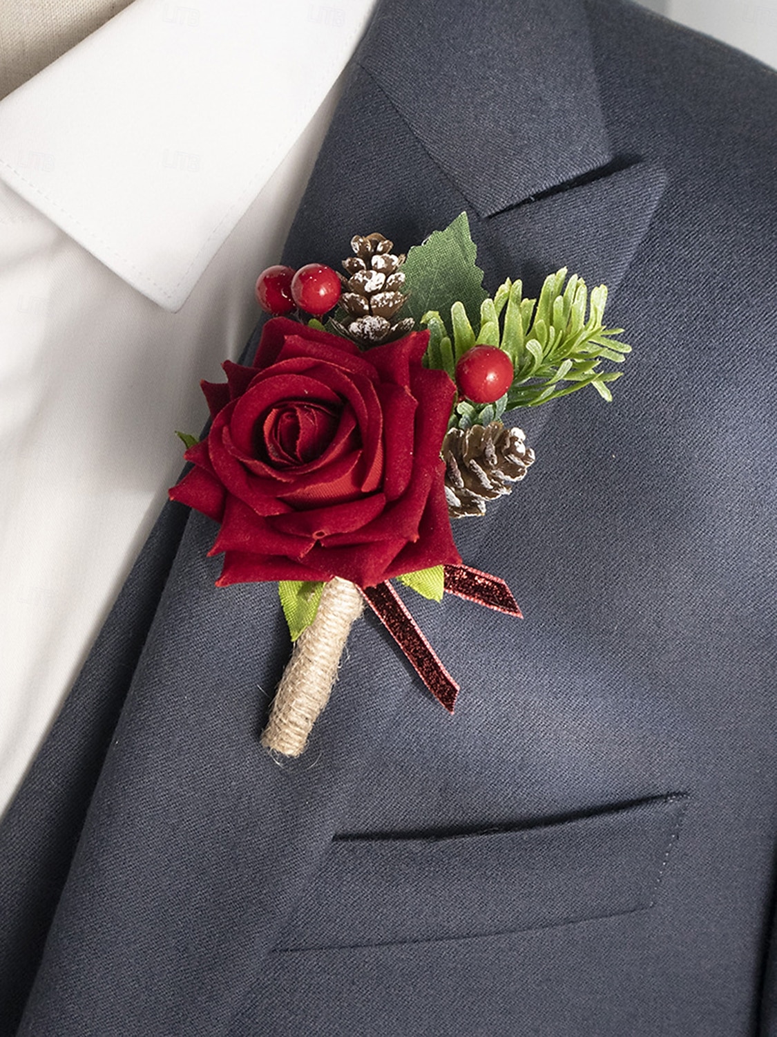 Weihnachts-Ansteckblume und Boutonniere-Set mit roten Rosen für Damen, elegantes florales Armband und Anstecknadel mit Tannenzapfen &Beeren für die Weihnachtsfeier &Winterhochzeit 2026 - $11.99 –P2