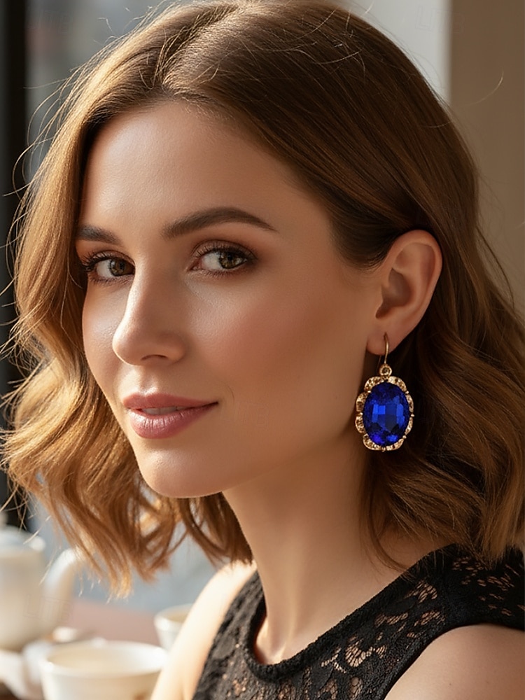 Boucles d'oreilles pendantes de Noël pour femmes avec de grandes pierres précieuses en cristal ovales, bijoux pendants élégants de couleur dorée, accessoires de fête festifs de 2025 ? $7.99 –P2