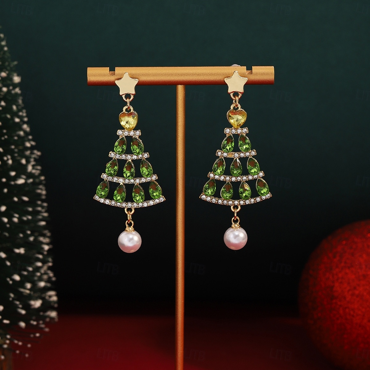 Boucles d'oreilles sapin de Noël – Boucles d'oreilles de Noël en cristal vert scintillant avec détails étoile et perle pour femmes de 2025 ? $11.99 –P2