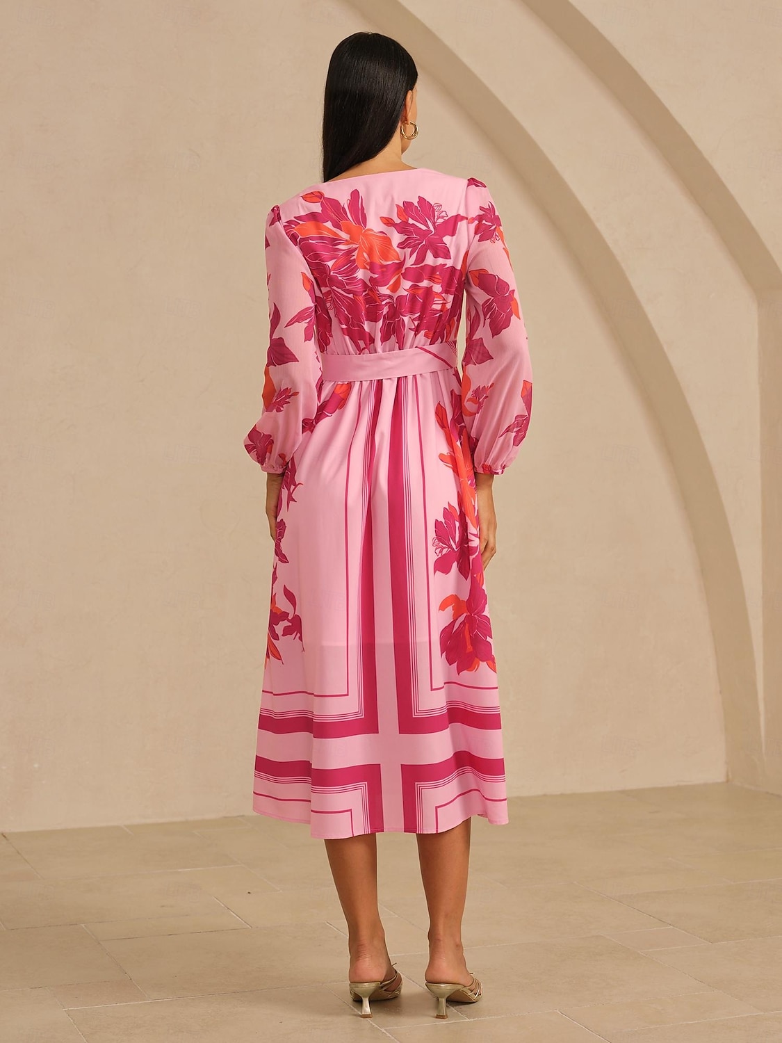 Długa sukienka damska z tkaniny wiskozowej z dekoltem w serek, elastycznym pasem, marszczeniem, odpinanym paskiem, prześwitującym szyfonem, rękawami z panelami, różowo-czerwonym wzorem kwiatowym, 2025 - $124.99 –P2