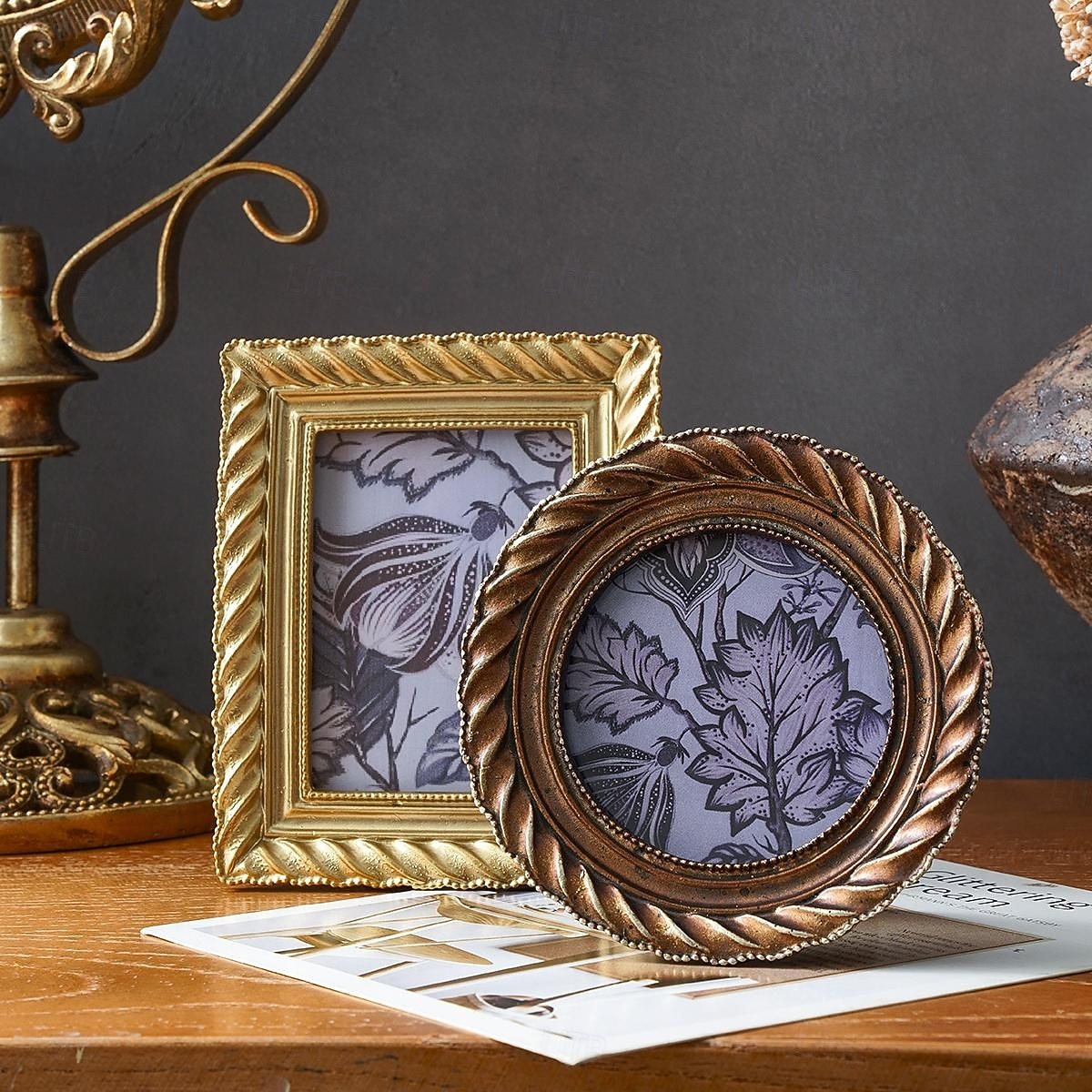 1 cornice per foto con motivo a spirale retrò, in resina, antica cornice dorata intagliata, adatta per la decorazione della scrivania di casa, esposizione di foto e oggetti di scena per la fotografia. del 2026 a $15.99 –P3