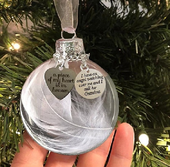 Ornament memorial de Crăciun 6 cm, o bucată din inima mea este în rai, inimă cu pene, decorațiune agățată în memoria pierderii unei persoane dragi, cadou de aducere aminte 2026 - $9.99 –P3