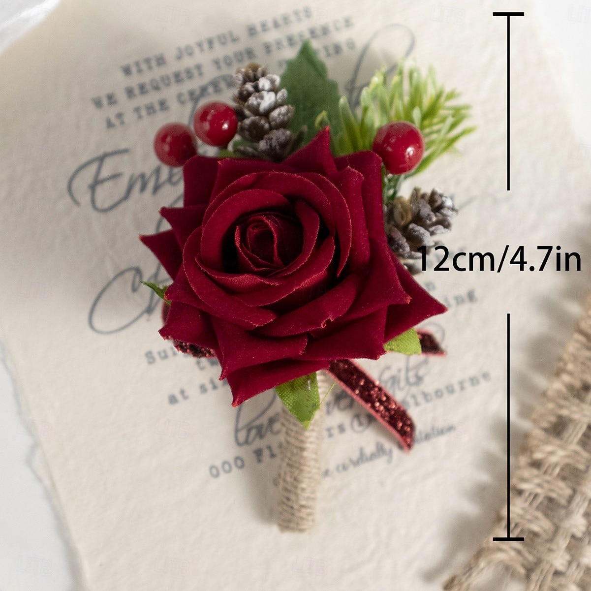 Weihnachts-Ansteckblume und Boutonniere-Set mit roten Rosen für Damen, elegantes florales Armband und Anstecknadel mit Tannenzapfen &Beeren für die Weihnachtsfeier &Winterhochzeit 2026 - $11.99 –P1