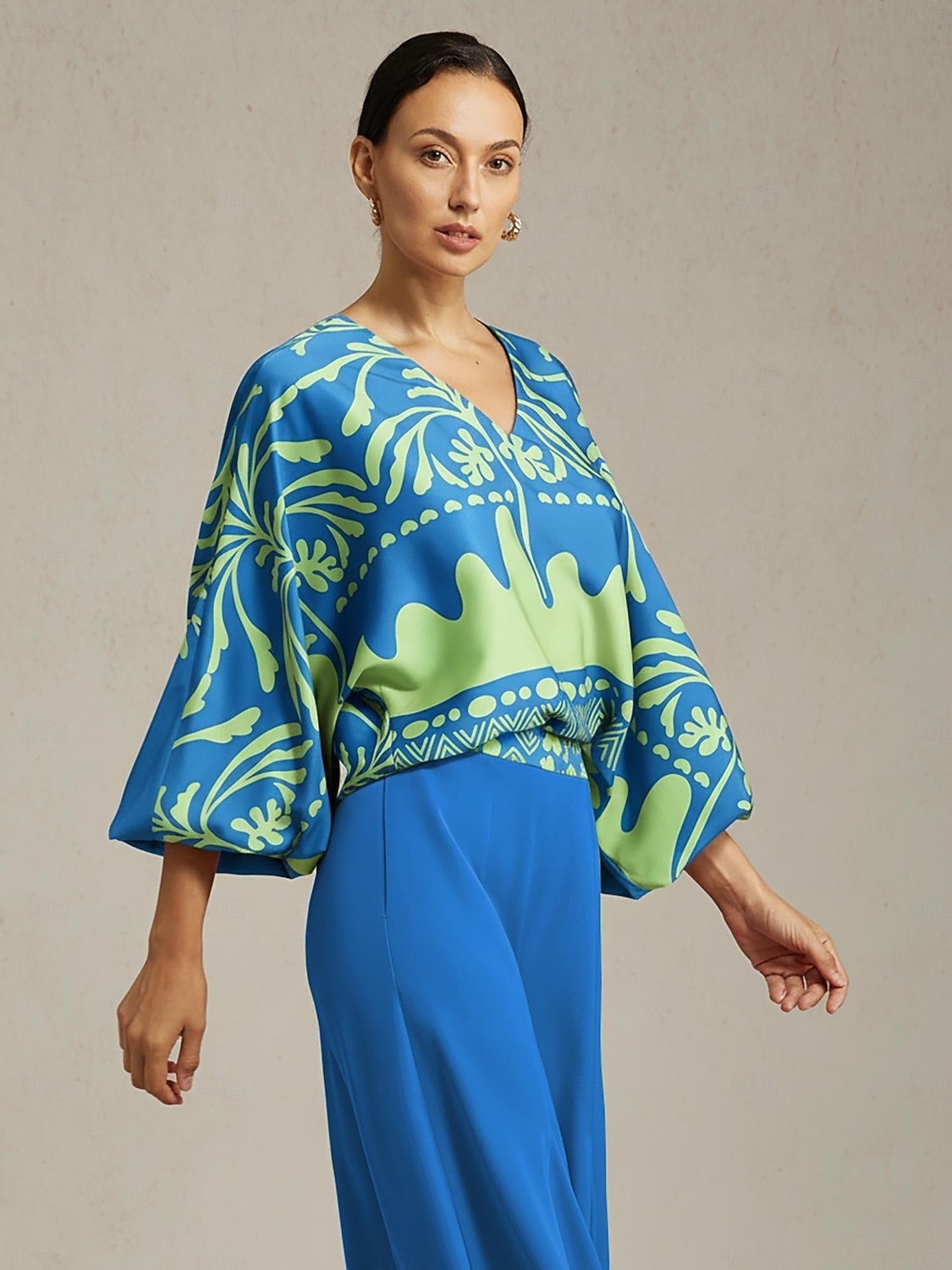 Top de mujer de satén azul con estampado floral de vacaciones, manga farol, cuello en V, informal, para primavera y otoño 2026 - $15.99 –P1