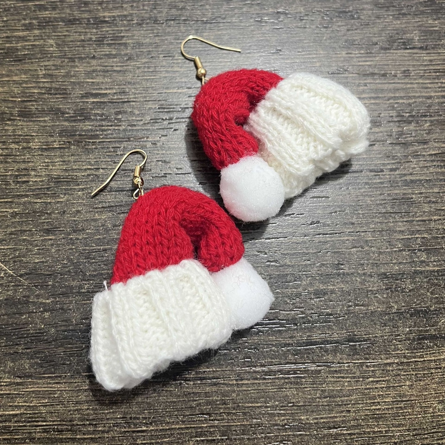 Pendientes navideños de punto con gorro de Papá Noel: bonitos pendientes colgantes navideños rojos y blancos para mujeres y niñas. 2026 - $7.99 –P1