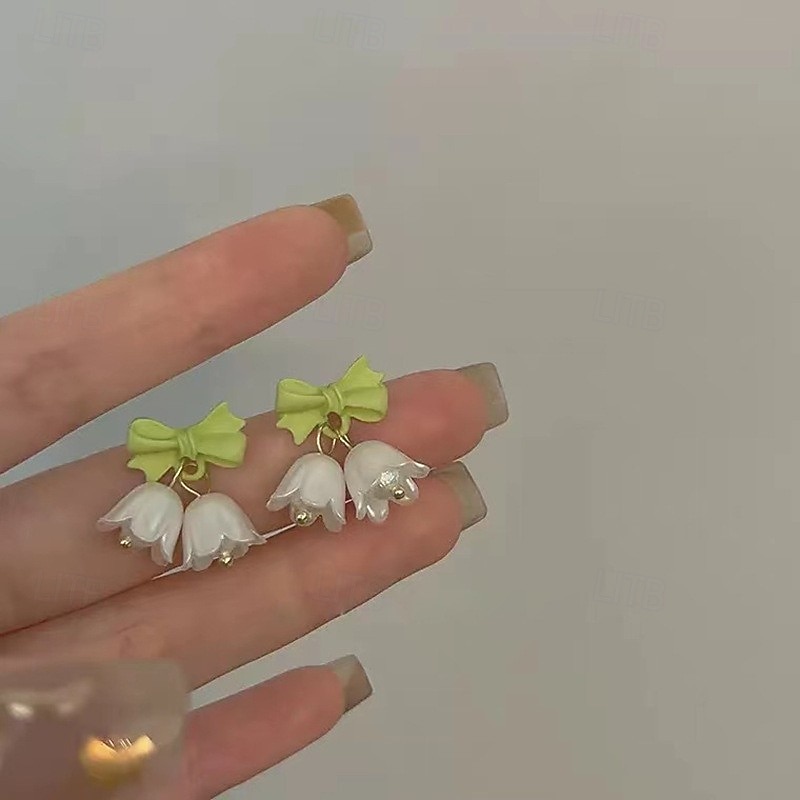 Boucles d'oreilles pendantes en forme de nœud et de clochette – Boucles d'oreilles pendantes en résine verte et lys blanc pour femmes de 2026 ? $7.99 –P4