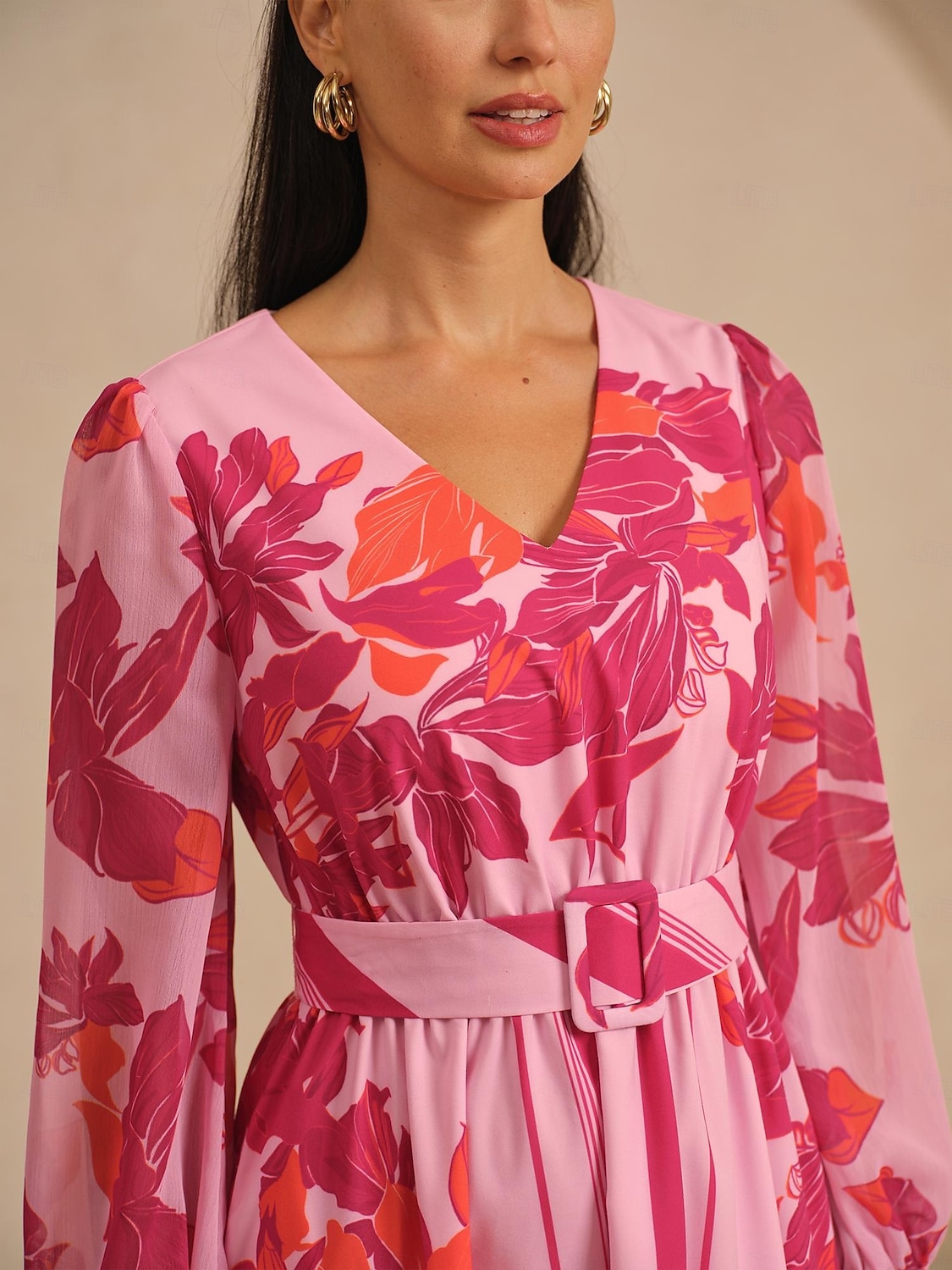 Długa sukienka damska z tkaniny wiskozowej z dekoltem w serek, elastycznym pasem, marszczeniem, odpinanym paskiem, prześwitującym szyfonem, rękawami z panelami, różowo-czerwonym wzorem kwiatowym, 2025 - $124.99 –P3