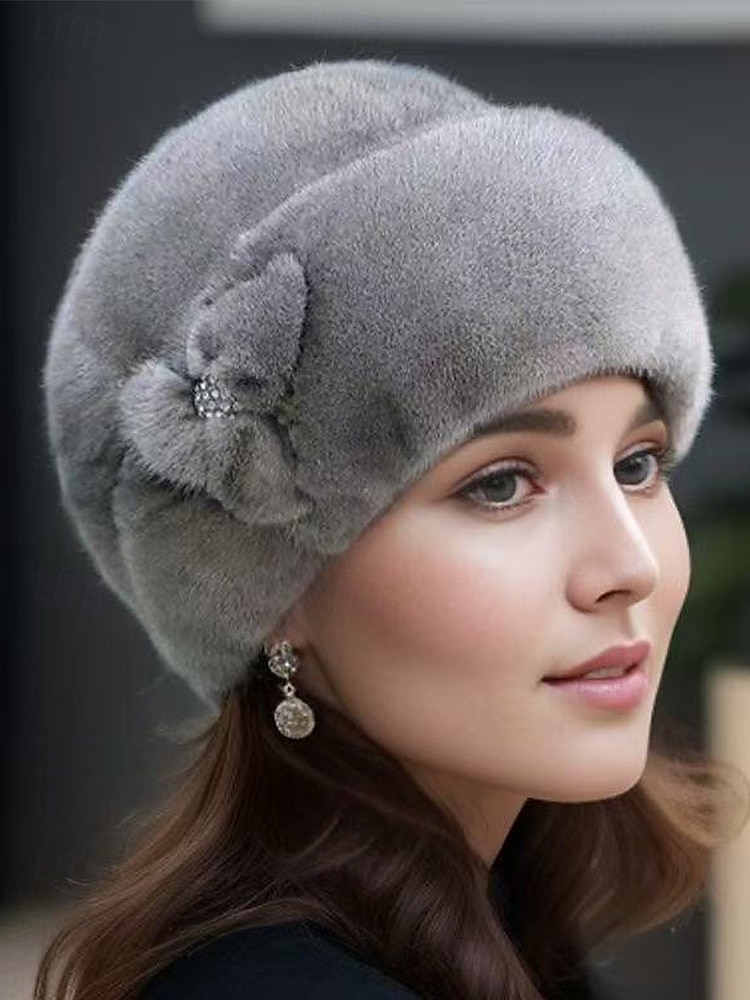 Bonnet de Noël en fausse fourrure pour femme avec détails de fleurs en pierres précieuses, design en peluche douce en plusieurs couleurs pour les vacances d'hiver de 2026 ? $11.99 –P3