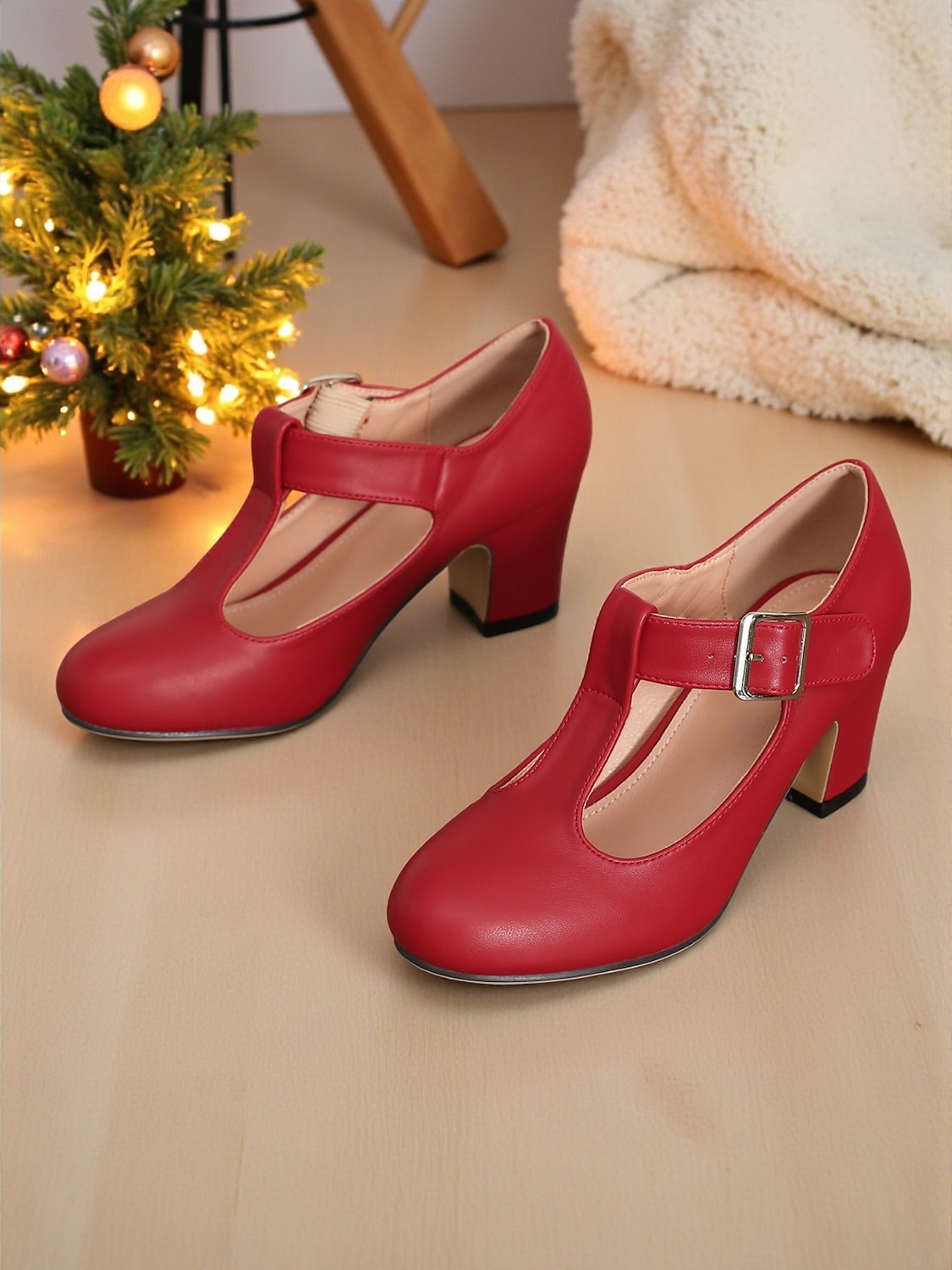 Zapatos de tacón con tira en T para mujer, color rojo, con detalle de hebilla, estilo clásico y elegante, ideales para fiestas navideñas, eventos festivos y ocasiones formales. 2026 - $54.99 –P2