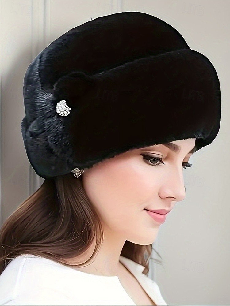 Bonnet de Noël en fausse fourrure pour femme avec détails de fleurs en pierres précieuses, design en peluche douce en plusieurs couleurs pour les vacances d'hiver de 2026 ? $11.99 –P5