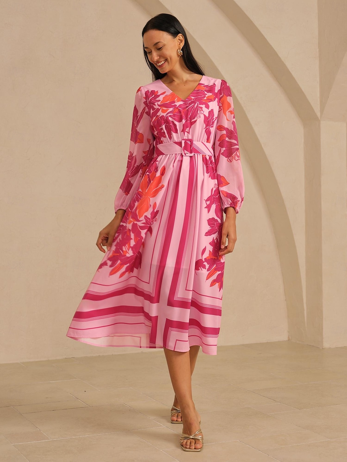 Długa sukienka damska z tkaniny wiskozowej z dekoltem w serek, elastycznym pasem, marszczeniem, odpinanym paskiem, prześwitującym szyfonem, rękawami z panelami, różowo-czerwonym wzorem kwiatowym, 2025 - $124.99 –P4