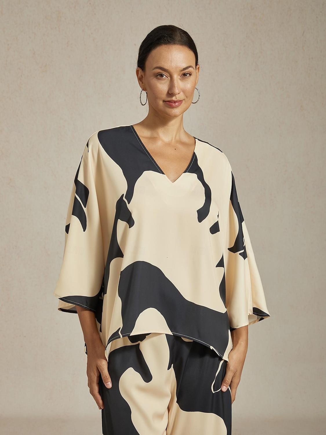 Blusa feminina de cetim com blocos de cores abstratas, manga dolman solta, gola V, pulôver casual, férias, diário, elegante, primavera, verão, outono de 2026 por $67.99 –P8