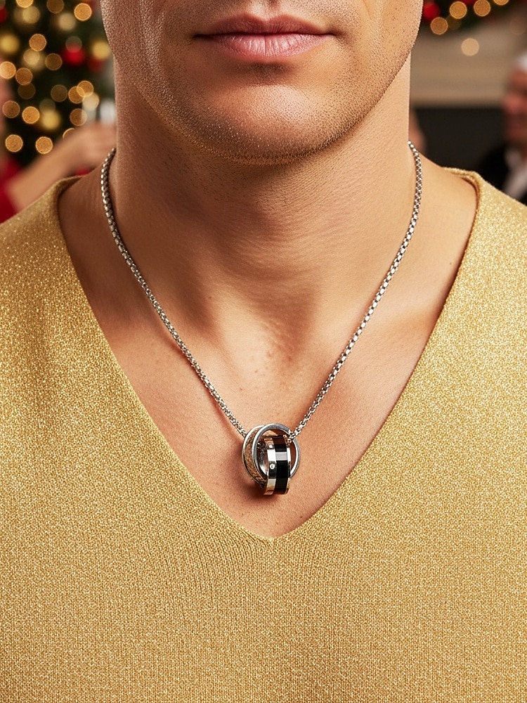 Collar con colgante navideño de acero y titanio para hombre: elegantes anillos entrelazados con detalles de diamantes: el regalo perfecto para las fiestas. 2026 - $11.99 –P1