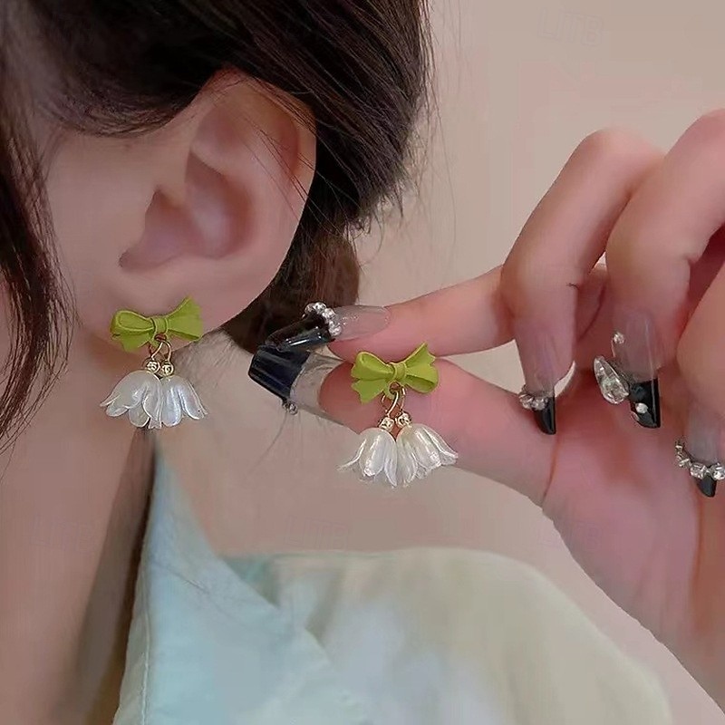 Boucles d'oreilles pendantes en forme de nœud et de clochette – Boucles d'oreilles pendantes en résine verte et lys blanc pour femmes de 2026 ? $7.99 –P1