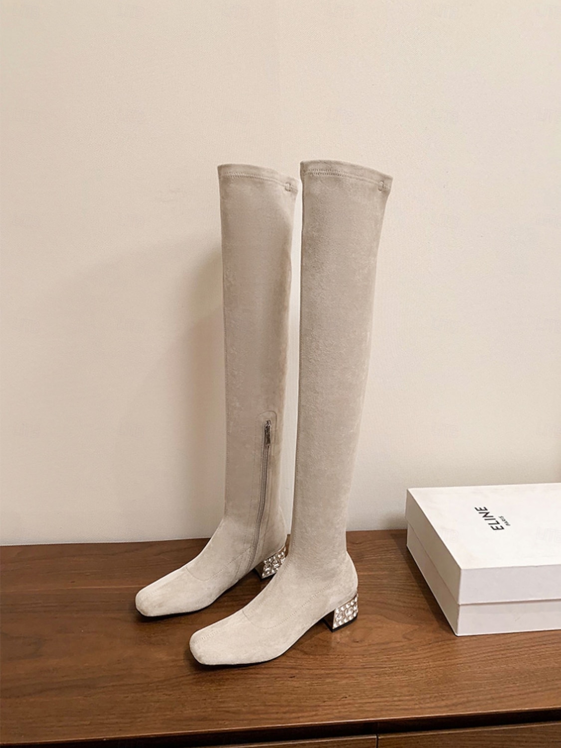2025年 ラインストーンブロックヒール、ジッパー開閉、冬や夜のお出かけにぴったりのスタイリッシュでエレガントなレディースニーハイスエードブーツ。  コレクション – $129.99 –P1