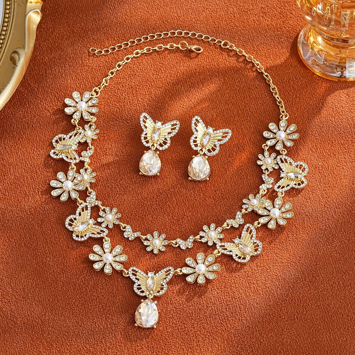 naisten kukkakuvioinen perhoskorusetti - kimaltava kristallikaulakoru, korvakorut &sormussetti juhliin, iltatilaisuuksiin &erityistilaisuudet 2026 - $18.99 –P4