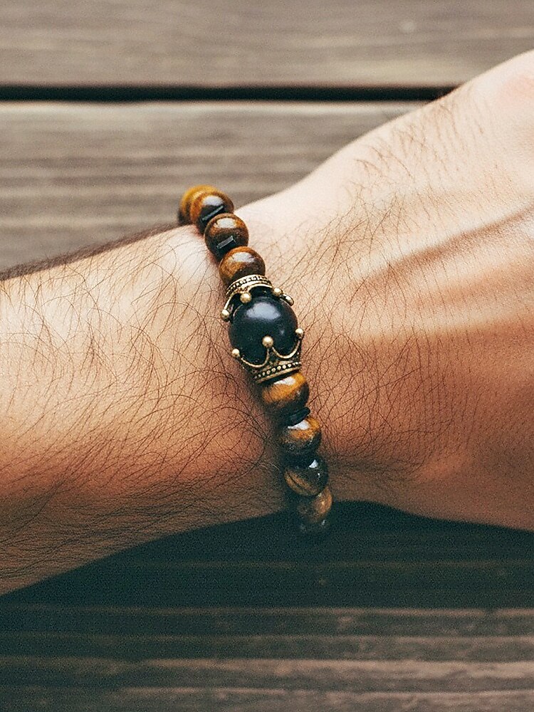 Bracciale da uomo in pietra naturale – design regolabile con perline e dettaglio a corona, disponibile in più colori, perfetto per l'abbigliamento casual e per le occasioni speciali del 2026 a $7.99 –P1