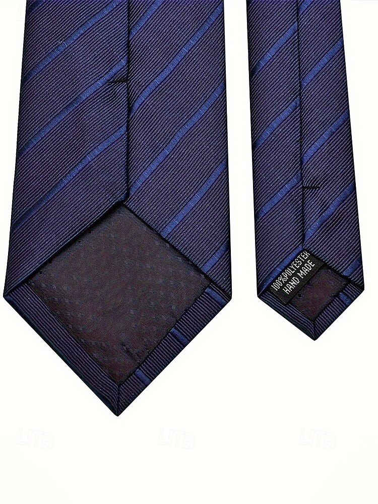 Cravate de Noël en soie pour homme – matière polyester, motif rayé, disponible en plusieurs couleurs – idéale pour les fêtes de fin d'année, les événements formels et les tenues professionnelles. de 2026 ? $11.99 –P10