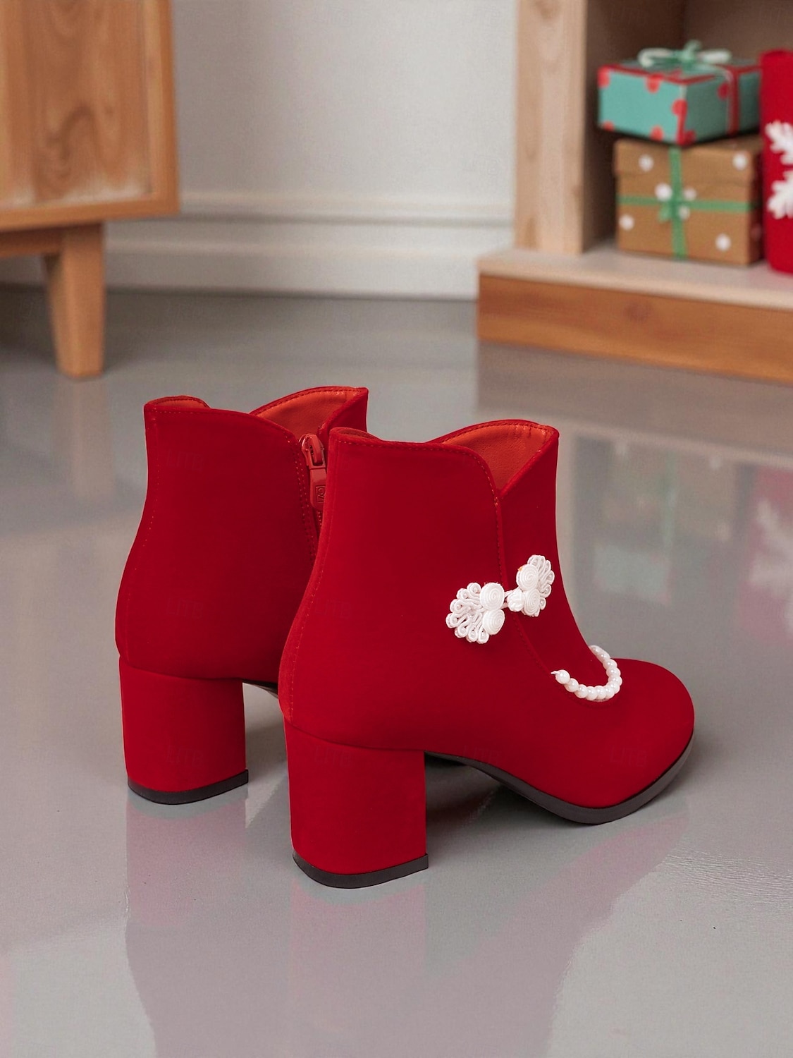 Rote Damen-Ankle-Boots mit Imitationsperlenbesatz – eleganter Festtagsstil, weiches Futter, praktischer seitlicher Reißverschluss, perfekt für Weihnachtsfeiern, Winteroutfits, Familienfeste und als Geschenk. 2026 - $59.99 –P6