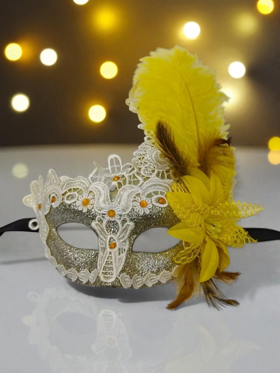 Máscara feminina de renda com penas para baile de máscaras - máscara elegante estilo vintage para festas, com flor amarela e pérolas, ideal para bailes de máscaras, formaturas ou festas à fantasia. de 2026 por $18.99 –P1