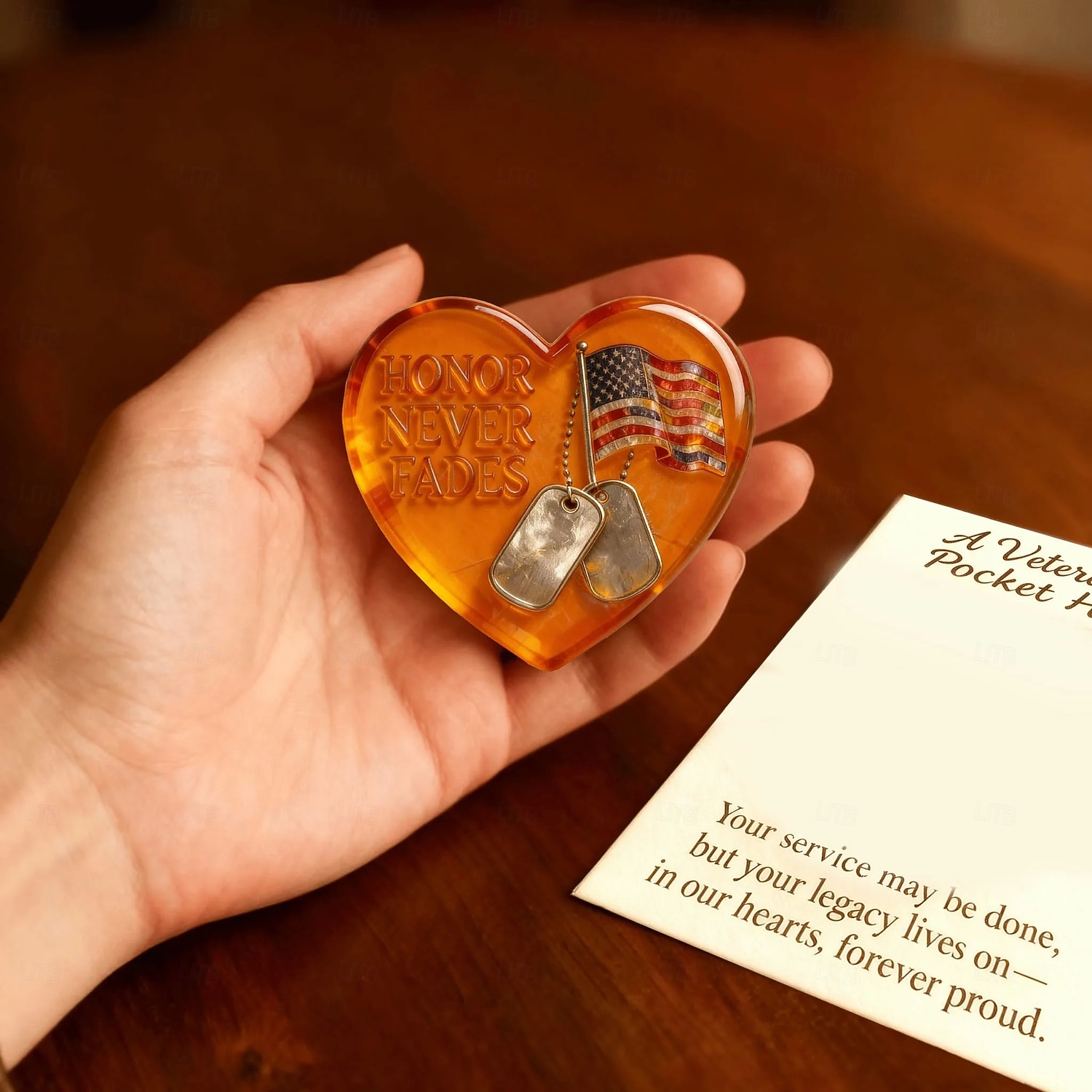 Abbraccio tascabile per veterani, l'onore non svanisce mai, biglietto di ringraziamento, gettone militare per veterani a forma di cuore con bandiera americana &piastrine per cani, Natale &regalo per del 2026 a $13.99 –P4