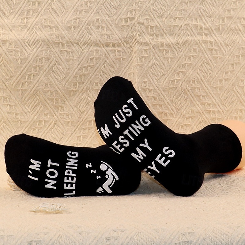 Ich schlafe nicht, ich ruhe nur meine Augen aus. Lustige bedruckte Socken, kuschelige Socken mit originellem Aufdruck für Damen und Herren, bequeme Geschenksocken für Arbeit, Zuhause, Weihnachten, 2026 - $13.49 –P11