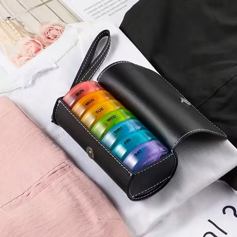 Pastillero semanal con estuche de piel sintética - Caja para medicamentos de 7 días, recordatorio de medicación dos veces al día, compartimentos etiquetados (lunes a viernes), lavable &Apto para uso 2026 - $19.99 –P5