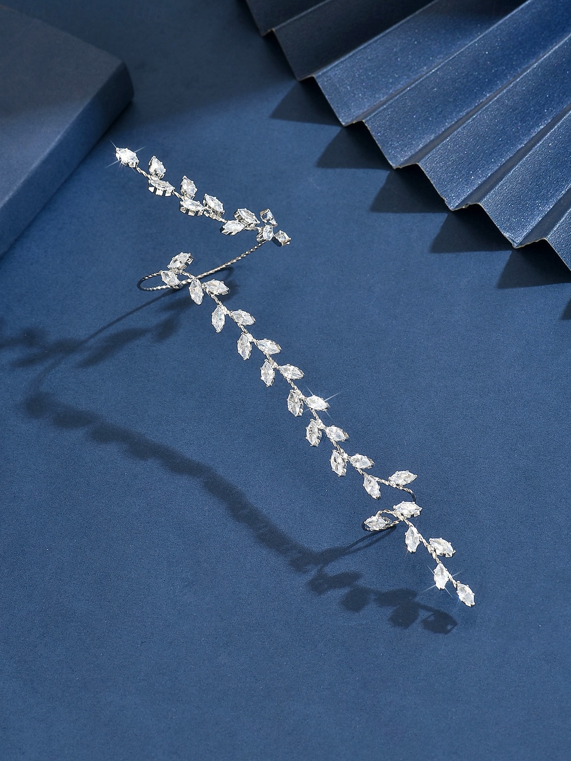 Conjunto de pulsera y anillo de cristal con hoja de oro para mujer: elegantes joyas de mano con diamantes de imitación para fiestas y eventos nocturnos. &ocasiones especiales 2026 - $19.99 –P3